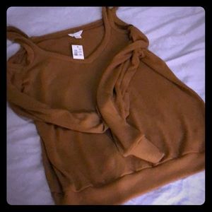 Open shoulder long sleeve shirt